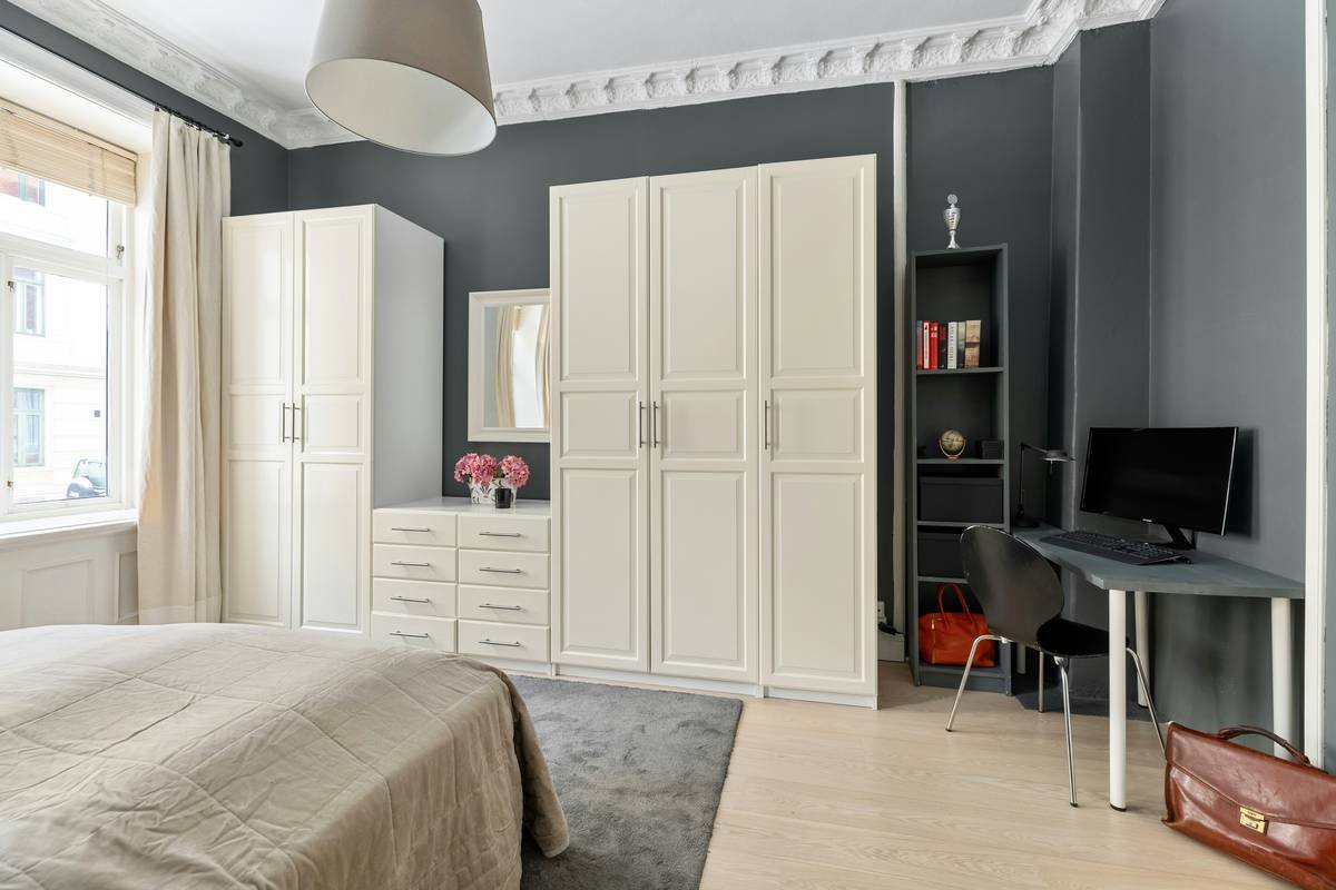 Can Nightstand Be Higher Than Bed? The Truth About Canopy Bed Styling & Functionality