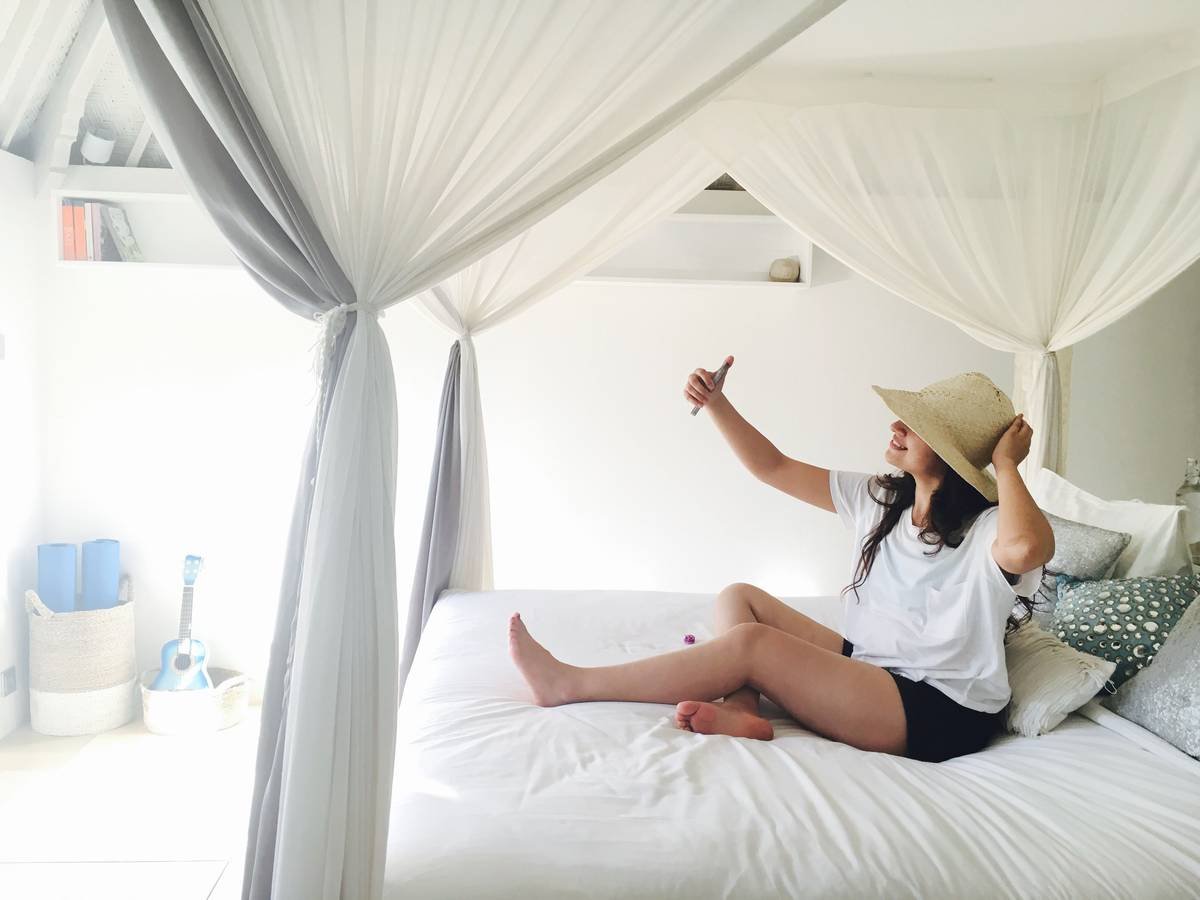 Comparison chart of outdoor canopy bed frame materials: aluminum (rust-proof, lightweight), powder-coated steel (durable but heavier), teak (aesthetic but high-maintenance), and wicker (prone to moisture damage)