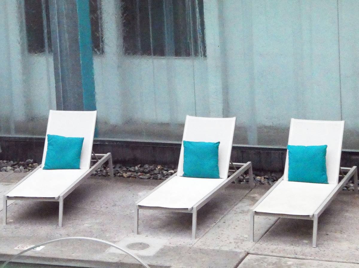 Comparison chart of outdoor daybed canopy frame materials: powder-coated aluminum vs. eucalyptus vs. resin wicker vs. steel