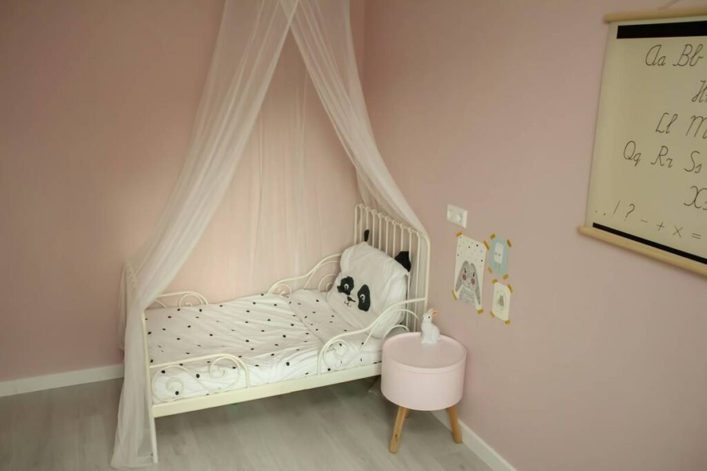 How to Choose the Perfect Bed Canopy for a Girls’ Bedroom: Style, Safety & Sweet Dreams
