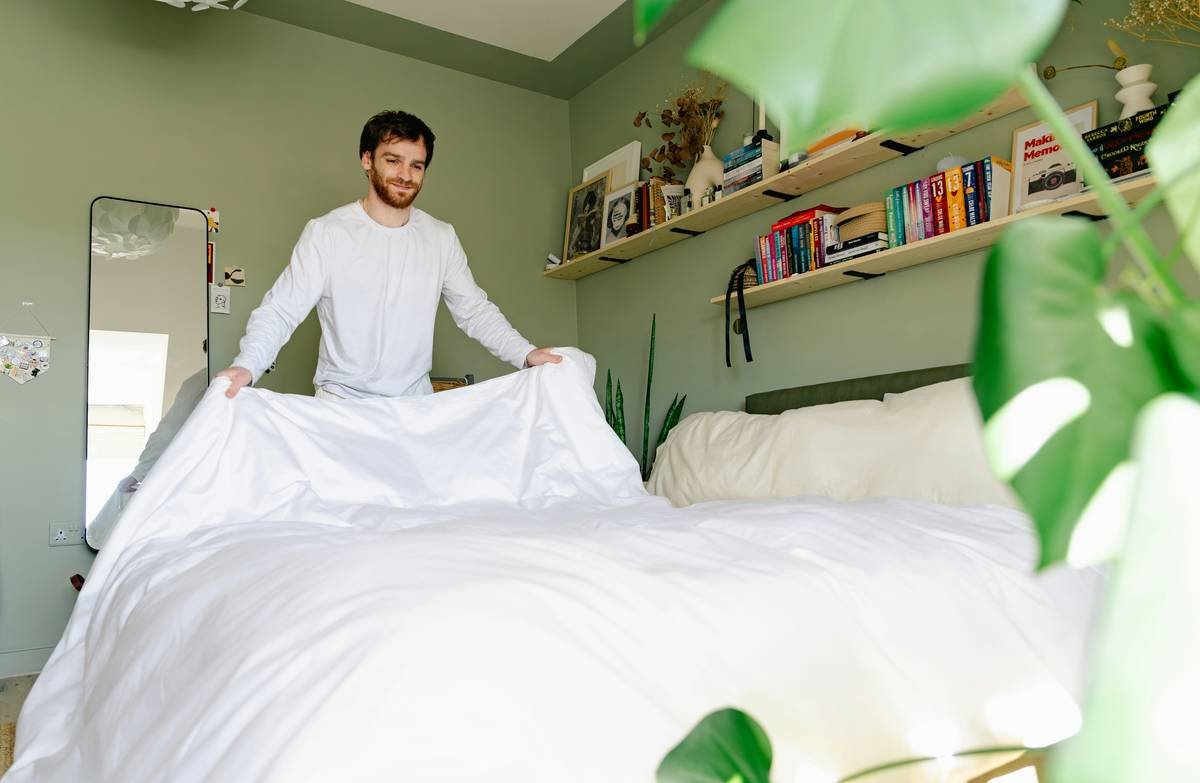 Infographic showing how canopy beds improve sleep quality and perceived privacy based on 2022 environmental psychology research