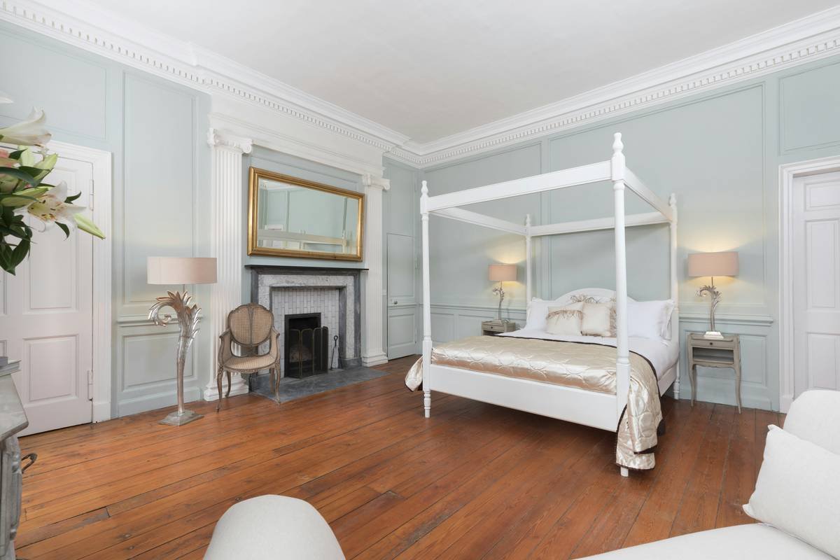 Infographic showing ideal ceiling heights and room dimensions for different canopy bed styles: traditional, four-poster, floating frame, and upholstered.