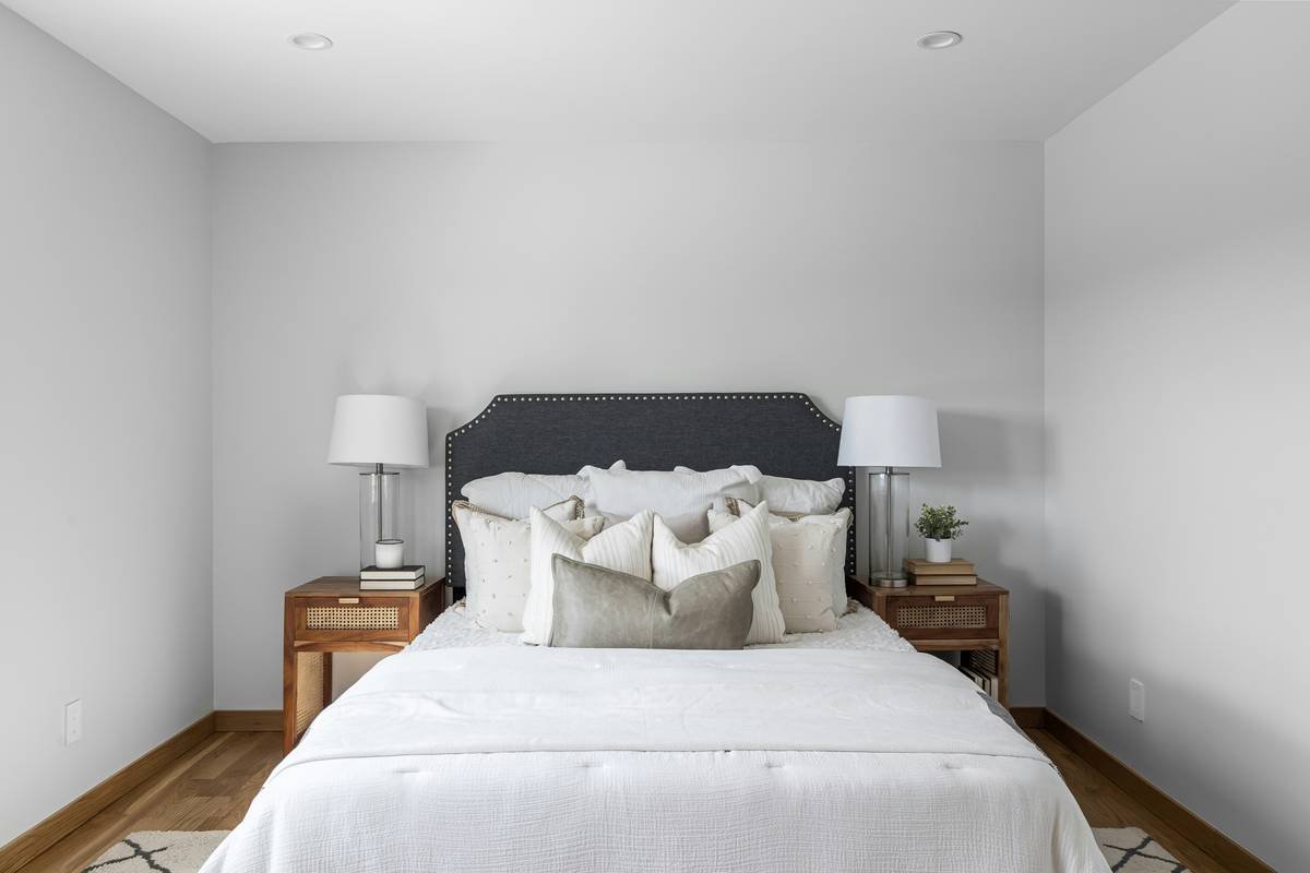 Infographic showing ideal nightstand height relative to mattress top for standard, canopy, and platform beds. Includes measurements in inches and ergonomic zones.